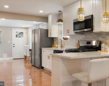 1102-b Carroll Street - Photo Thumbnail 9