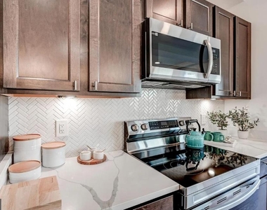 601 S Broadway - Photo Thumbnail 1