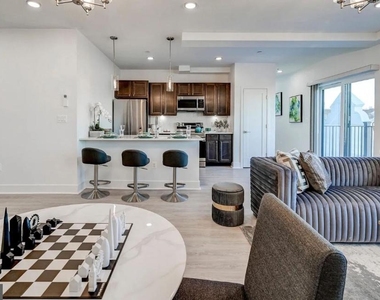 601 S Broadway - Photo Thumbnail 4