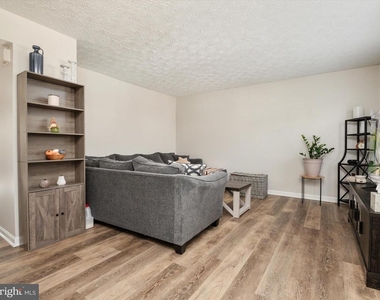 2139 Commissary Circle - Photo Thumbnail 7