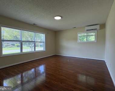 52 Chaucer Drive - Photo Thumbnail 1