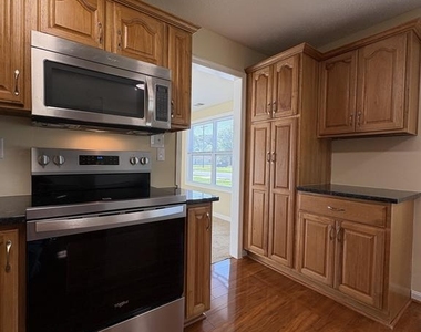 52 Chaucer Drive - Photo Thumbnail 7