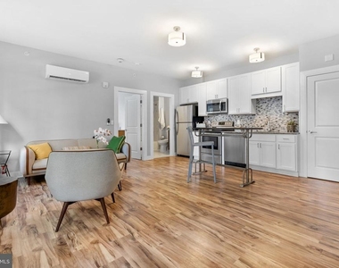 200 W 10th Street - Photo Thumbnail 6