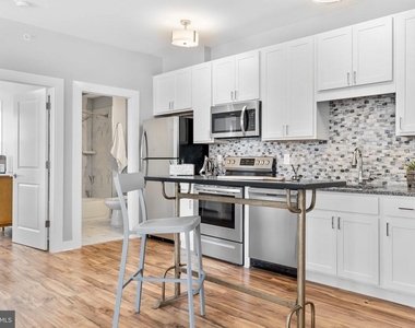 200 W 10th Street - Photo Thumbnail 7