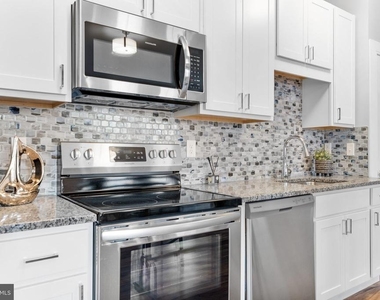 200 W 10th Street - Photo Thumbnail 8