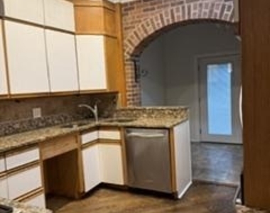 1807 Lovering Avenue - Photo Thumbnail 3