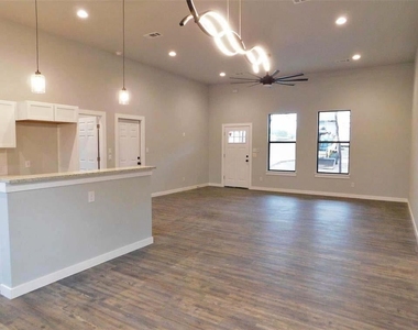 207 Laurel Ln - Photo Thumbnail 2