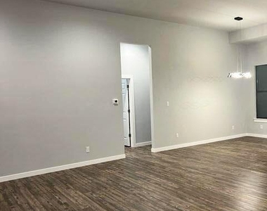 207 Laurel Ln - Photo Thumbnail 11