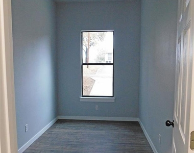 207 Laurel Ln - Photo Thumbnail 16