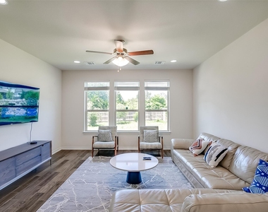 9202 Spade Cir - Photo Thumbnail 5