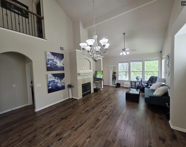 7901 Southwest Pkwy - Photo Thumbnail 1