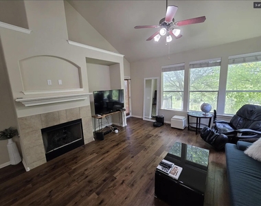 7901 Southwest Pkwy - Photo Thumbnail 2