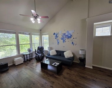 7901 Southwest Pkwy - Photo Thumbnail 5