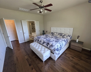 7901 Southwest Pkwy - Photo Thumbnail 8