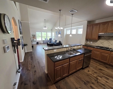 7901 Southwest Pkwy - Photo Thumbnail 3