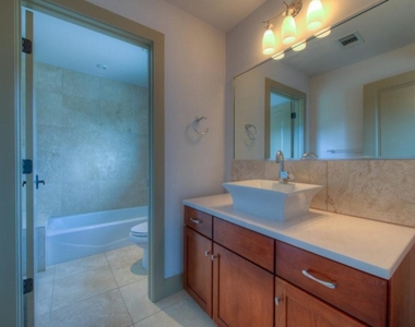 605 Peacock Ln - Photo Thumbnail 22