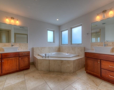 605 Peacock Ln - Photo Thumbnail 17