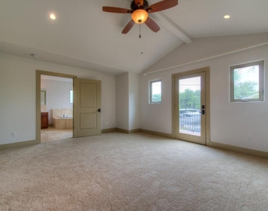 605 Peacock Ln - Photo Thumbnail 14