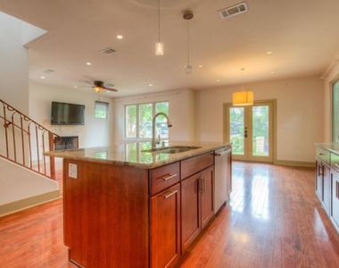 605 Peacock Ln - Photo Thumbnail 3
