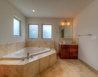 605 Peacock Ln - Photo Thumbnail 16