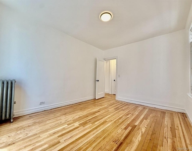 Listing in Bronx 2156 Cruger Ave. - Photo Thumbnail 2