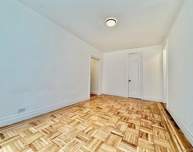 Listing in Bronx 2156 Cruger Ave. - Photo Thumbnail 4