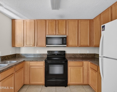 7047 Deer Lodge Circle - Photo Thumbnail 10