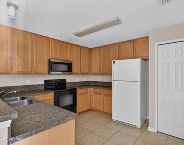 7047 Deer Lodge Circle - Photo Thumbnail 9