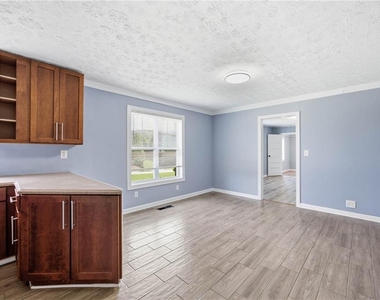 421 E Crogan Street - Photo Thumbnail 5