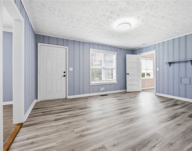 421 E Crogan Street - Photo Thumbnail 2