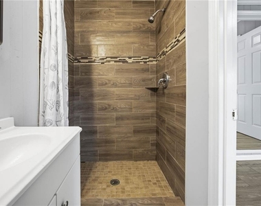 421 E Crogan Street - Photo Thumbnail 11