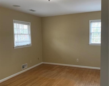 3896 Parkcrest Drive Ne - Photo Thumbnail 8