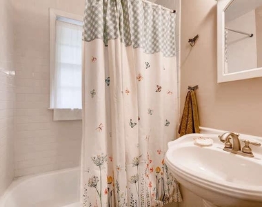 203 E Davis Unit B Street - Photo Thumbnail 10