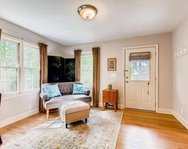 203 E Davis Unit B Street - Photo Thumbnail 1
