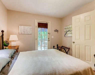 203 E Davis Unit B Street - Photo Thumbnail 7