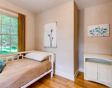 203 E Davis Unit B Street - Photo Thumbnail 9
