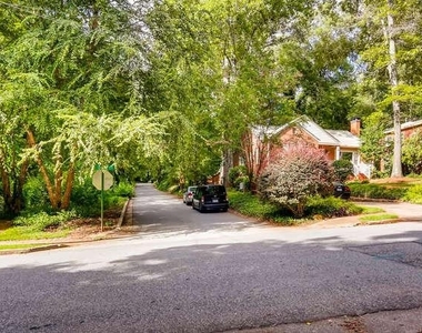 203 E Davis Unit B Street - Photo Thumbnail 14