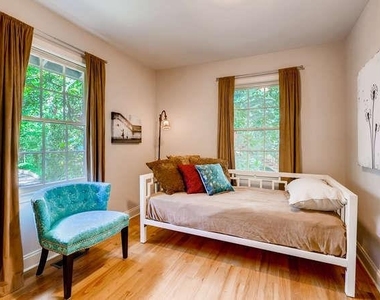 203 E Davis Unit B Street - Photo Thumbnail 8