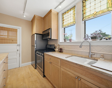 6751 N Artesian Avenue - Photo Thumbnail 7