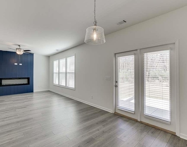 198 Blue Dragon Drive - Photo Thumbnail 2