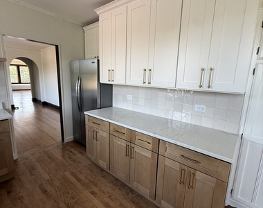 1316 Seward Street - Photo Thumbnail 2