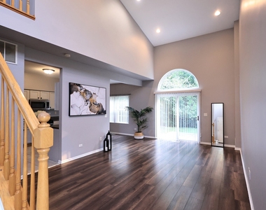 2607 Oak Tree Lane - Photo Thumbnail 2