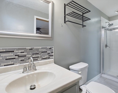 2746 N 75th Court - Photo Thumbnail 9