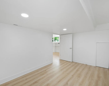 2735 N Mozart Street - Photo Thumbnail 9