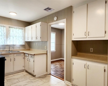 113 Laurel Street - Photo Thumbnail 9