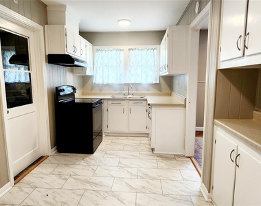 113 Laurel Street - Photo Thumbnail 7