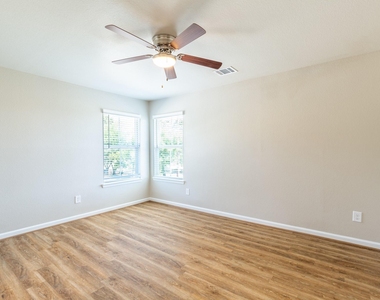 219 Park Place Circle - Photo Thumbnail 2