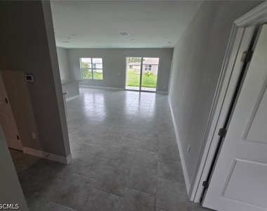3207 68th Street W - Photo Thumbnail 1