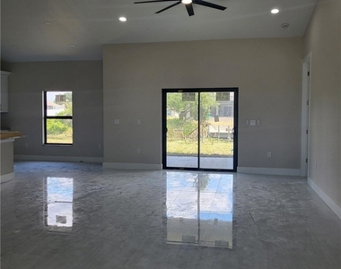 341 Nw 7th Avenue - Photo Thumbnail 2
