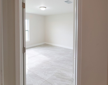 941 Jaguar Boulevard - Photo Thumbnail 20
